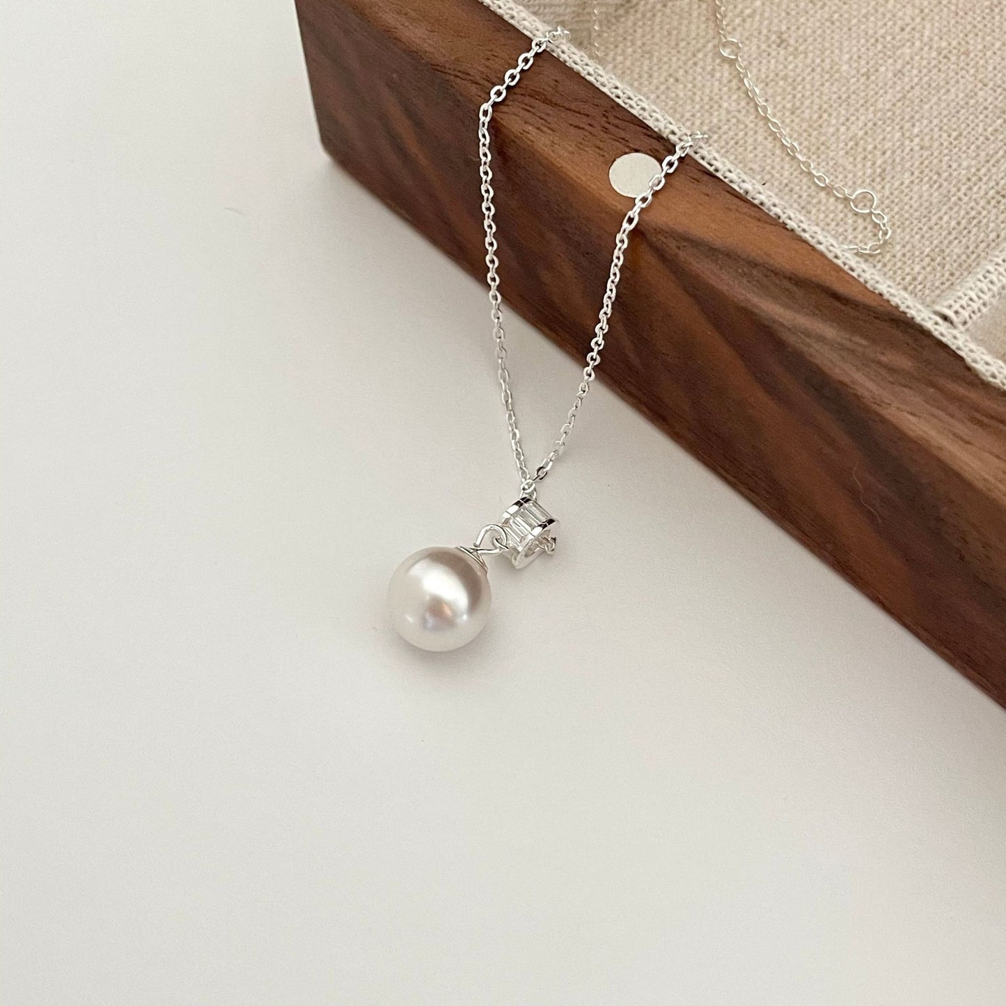 Collar minimalista geométrico redondo con colgante en plata de ley 925 con pavé de diamantes de imitación en cadena irregular