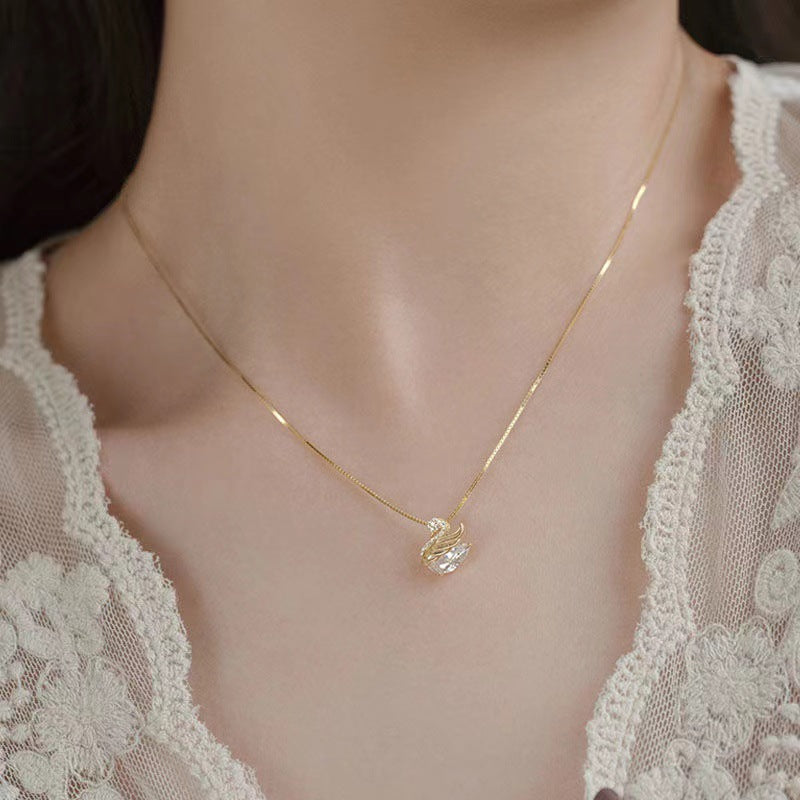 Elegante Collana Ciondolo Cigno da Donna in Acciaio al Titanio con Placcatura in Oro 18K e Intarsio di Strass, Collana a Catena con Medaglione dal Design Animale Minimalista