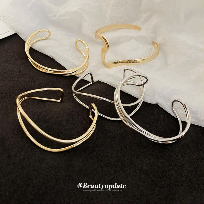 Pulsera Minimalista de Lujo Ondulada en Aleación con Acabado Galvanizado para Mujer, Elegante Diseño con Textura de Luz Acuática
