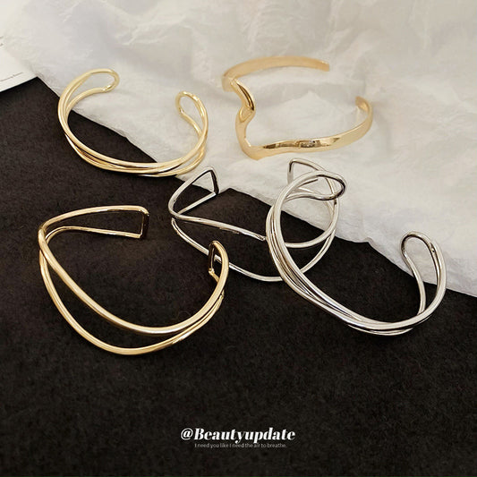 Pulsera Minimalista de Lujo Ondulada en Aleación con Acabado Galvanizado para Mujer, Elegante Diseño con Textura de Luz Acuática