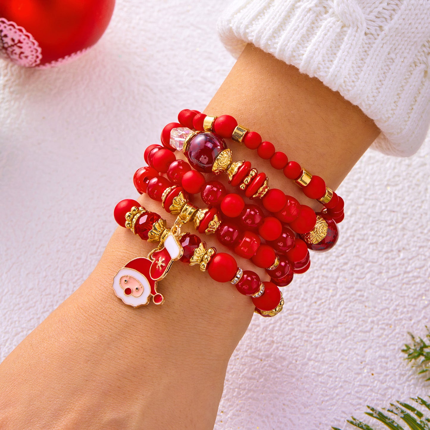 Set di braccialetti elastici da donna a tema natalizio alla moda con perline di Babbo Natale e renne in acrilico in lega