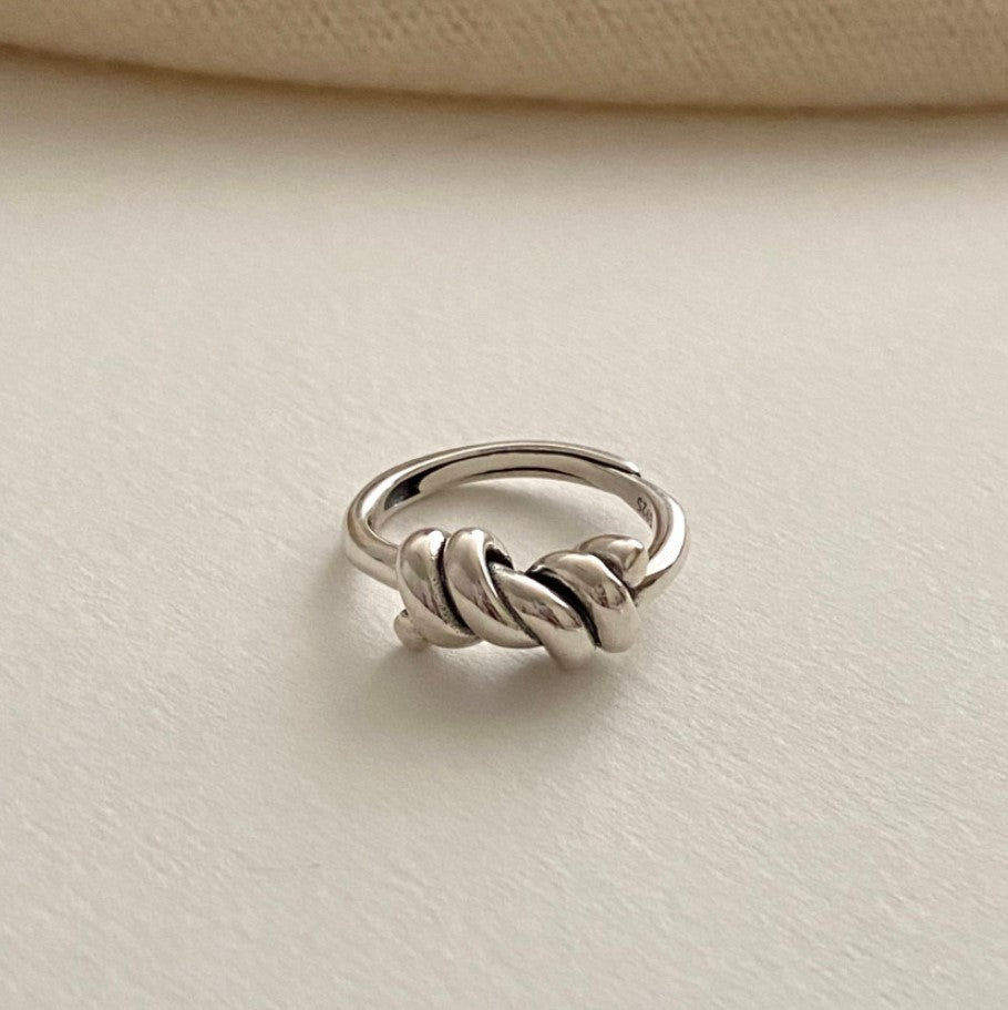 Anillo Anudado Minimalista en Plata de Ley 925 con Forma de Onda para Mujer