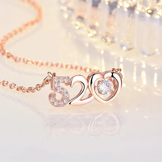 Collana da donna in acciaio al titanio placcato oro con design carino e giocoso di lettere e numeri