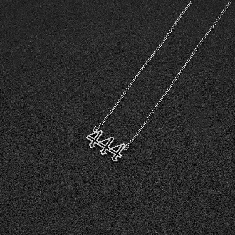 Collar Minimalista de Acero Inoxidable con Colgante de Número Grabado en Cadena O para Mujer