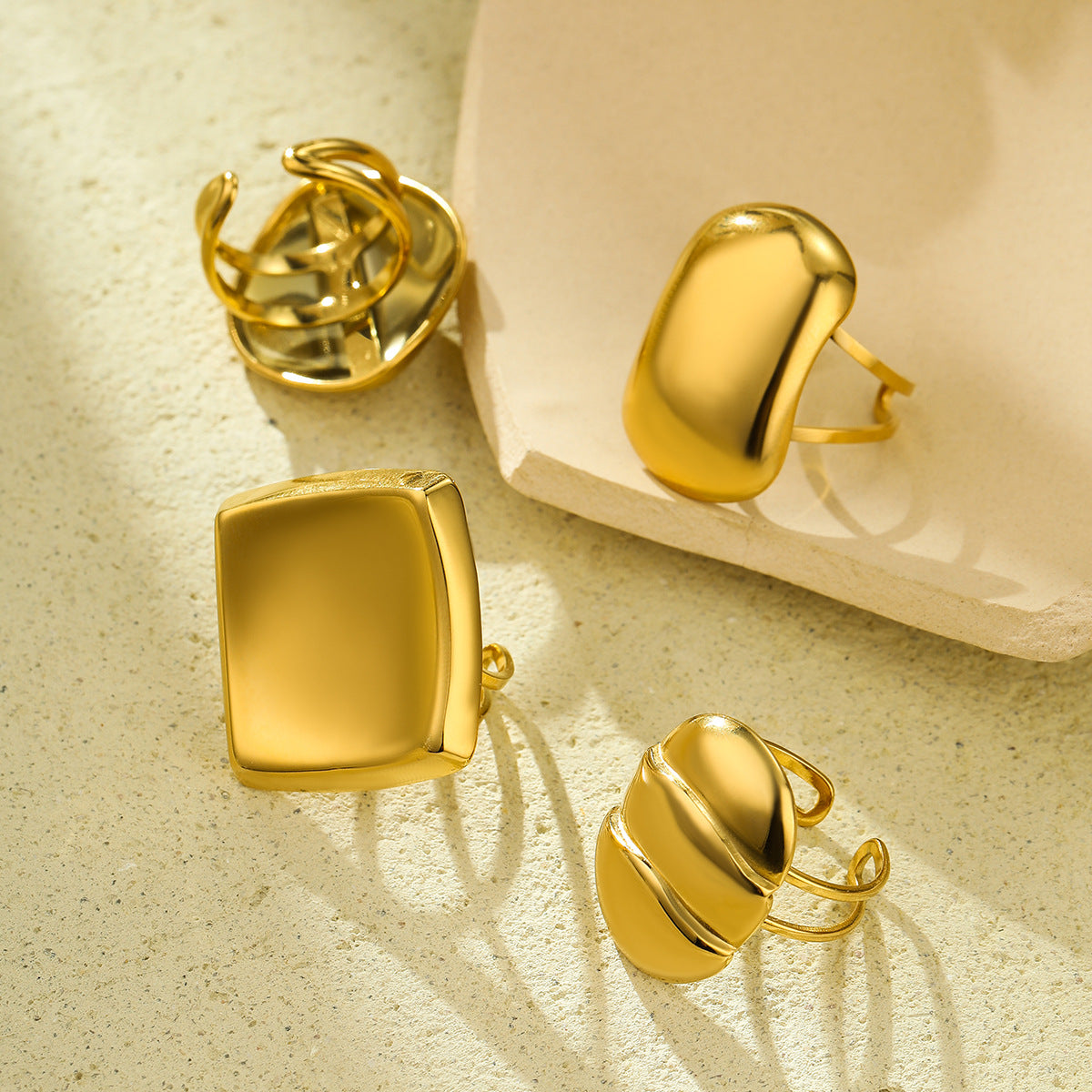Anillo de titanio de acero inoxidable geométrico con baño de oro de 18 quilates, superficie lisa y textura hueca, estilo elegante para mujer de oficina