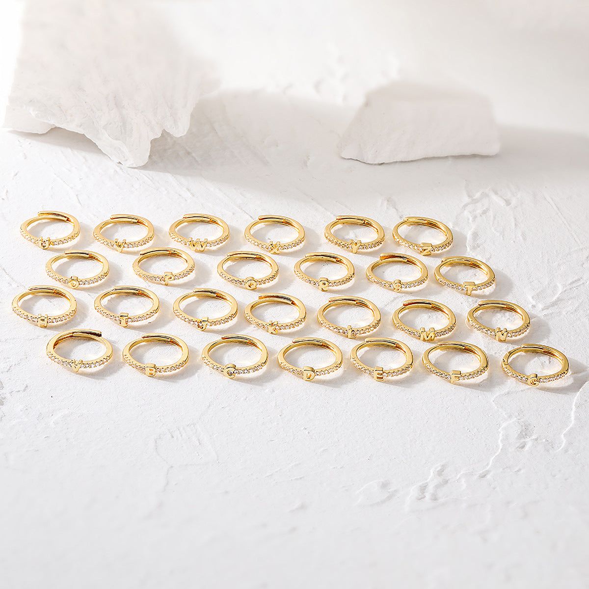 Anello in Rame Geometria Minimalista con Placcatura in Oro 18K e Zirconia Cubica, Design Regolabile a Lettera per Donna
