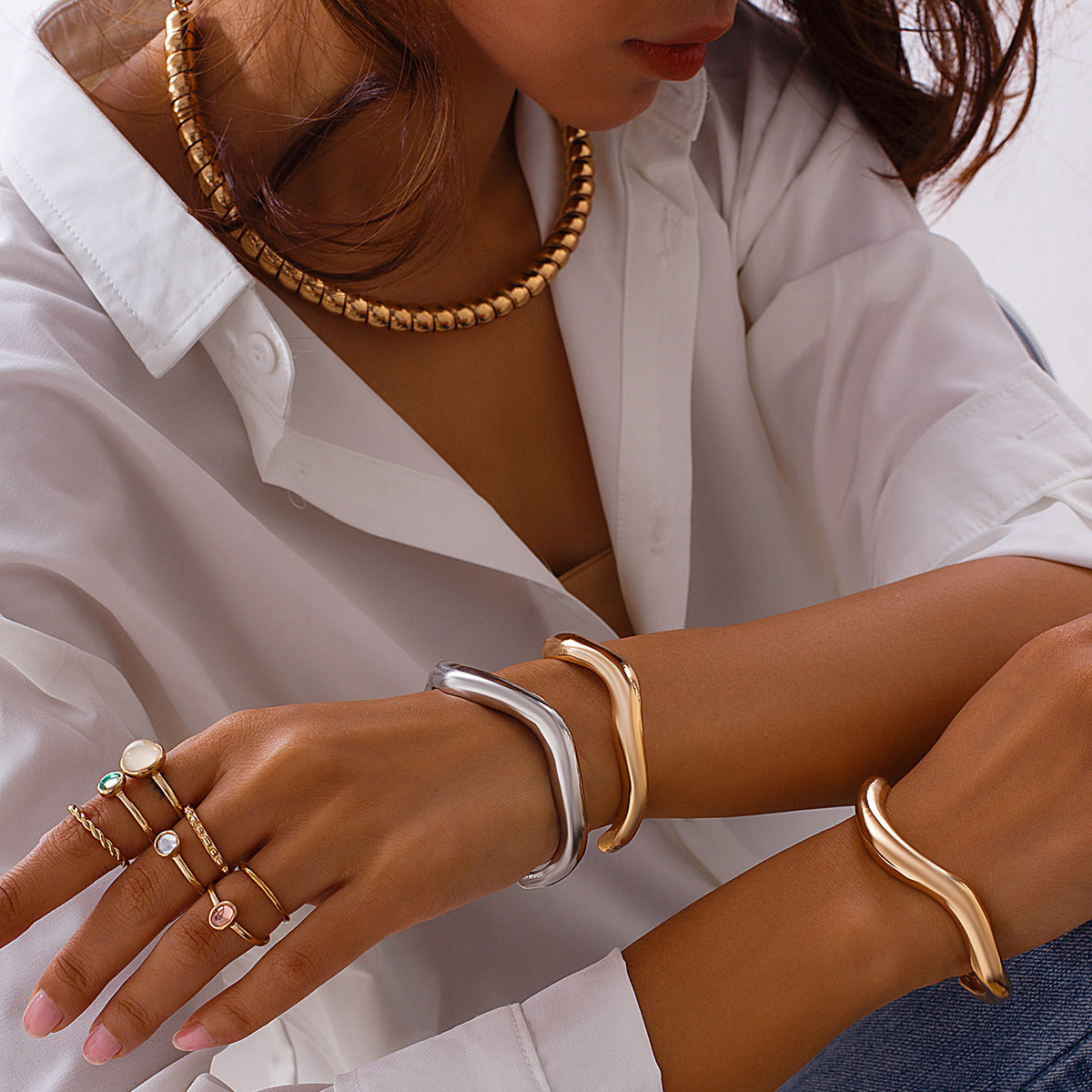 Collana Girocollo Minimalista in Lega Geometrica da Donna con Superficie Liscia Lucida e Design Asimmetrico a Filo