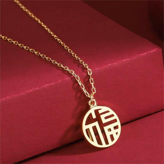 Collar con colgante hueco estilo chino vintage con el carácter "Fu" para mujer, cadena de clavícula chapada en acero de titanio