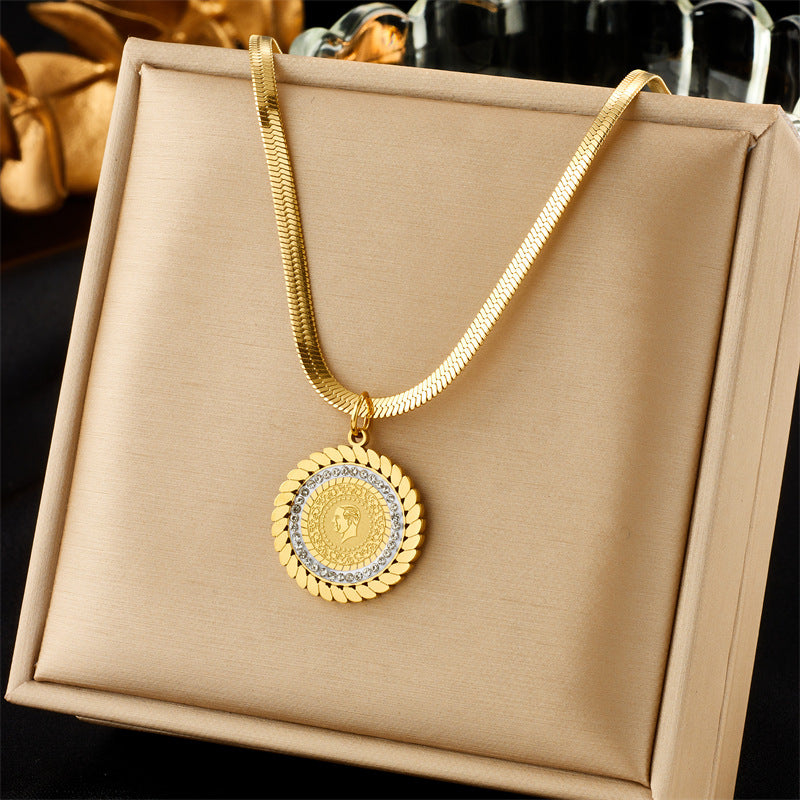 Collana a Strati Minimalista alla Moda con Ciondolo Rotondo a Cuore di Farfalla Ispirato alla Perla e Ciondolo a Ritratto in Acciaio Inossidabile con Finitura Placcata
