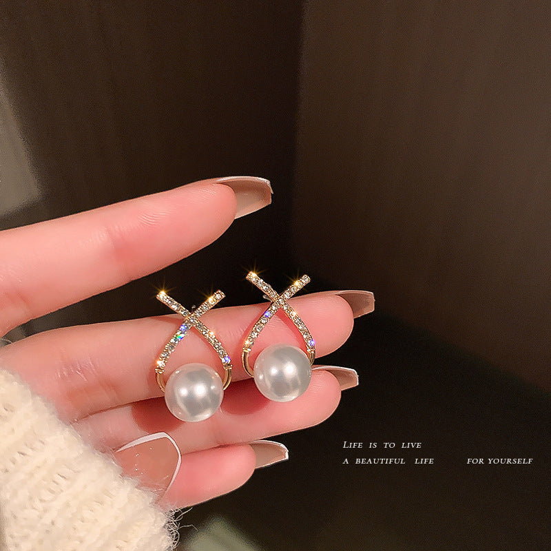 Orecchini vintage a forma di ape con intarsio di strass e finitura smaltata in rame con perni in acciaio inossidabile