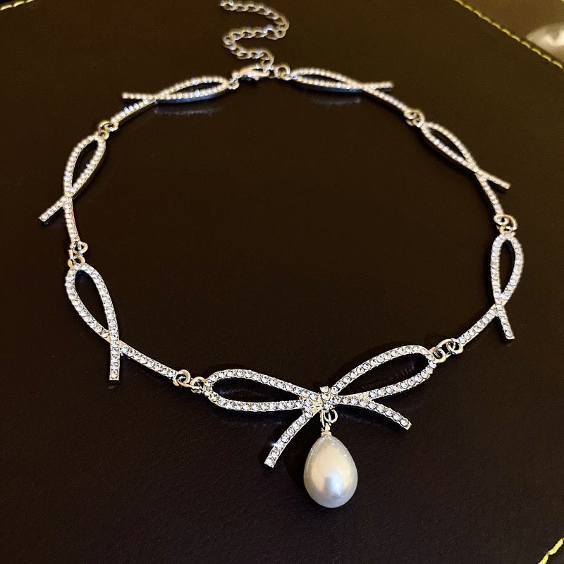 Collana con pendente a cuore a goccia in stile lusso con intarsio in strass in acciaio al titanio su catena in rame da donna