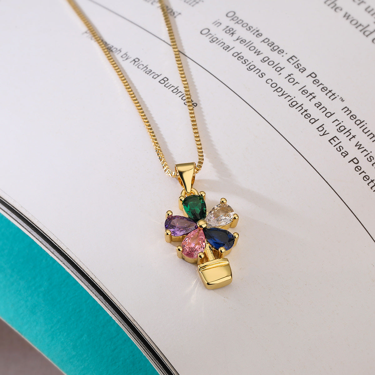 Collana Pendente Floreale Minimalista con Perle e Zirconi in Rame Placcato Oro da Donna