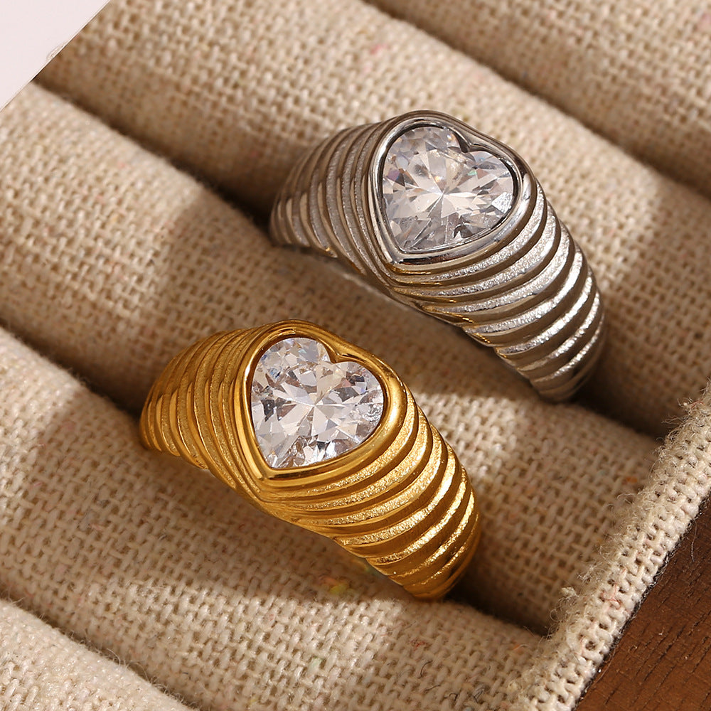 Anello a filo da donna minimalista, geometrico, in acciaio inossidabile placcato oro 18 carati con zircone a forma di cuore