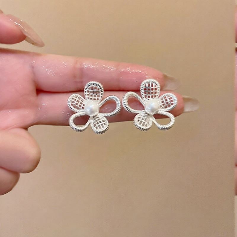 Orecchini a perno con perle floreali, eleganti e minimalisti, con perni in acciaio placcato da donna