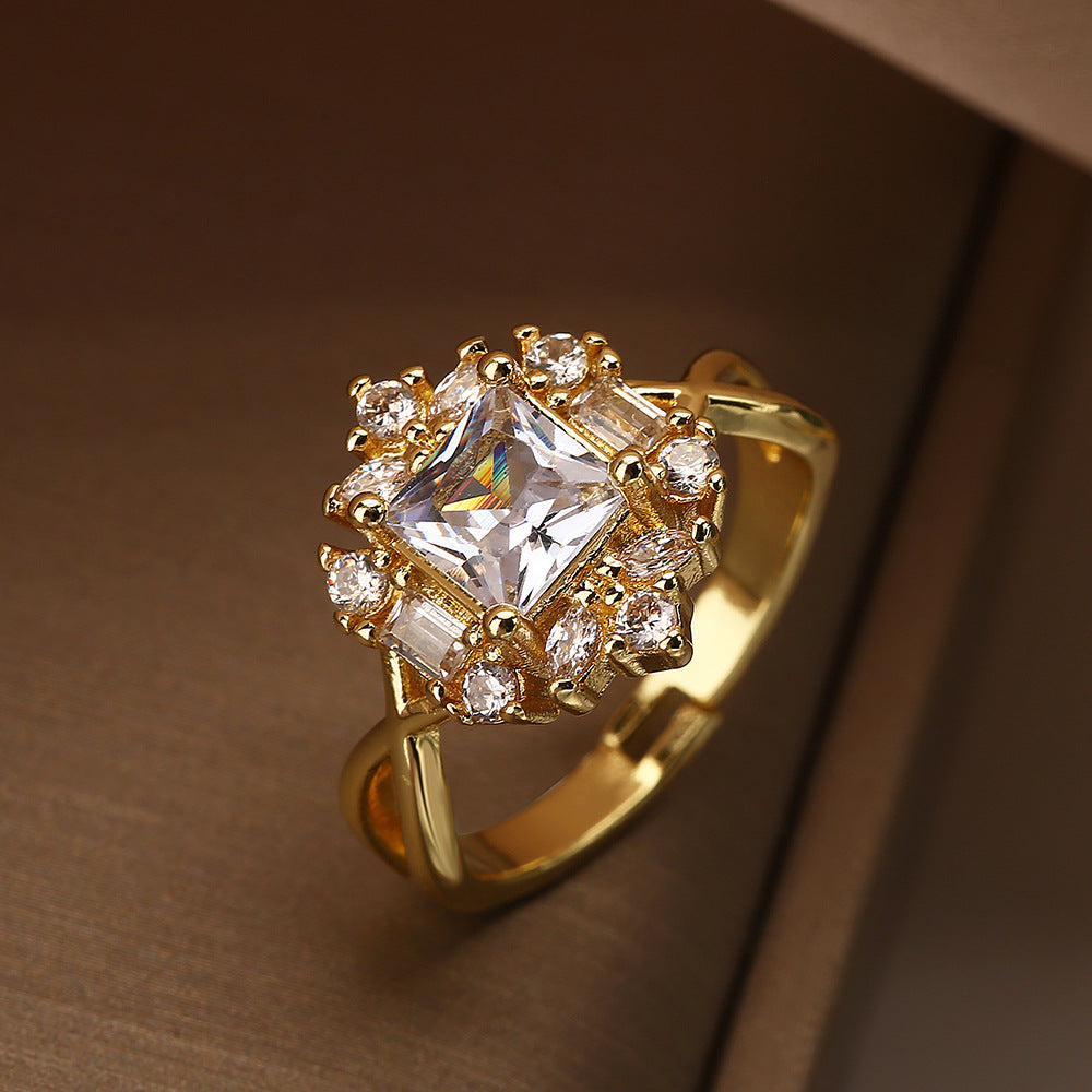 Anello Aperto Geometrico Minimalista da Donna Realizzato in Ottone con Placcatura in Oro Vero e Intarsio in Zirconi