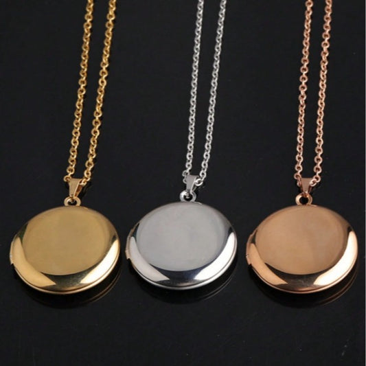 Collana con Medaglione Fotografico Delicato Tondo Aperto in Acciaio Inossidabile con Ciondolo in Acciaio al Titanio e Finitura Placcata