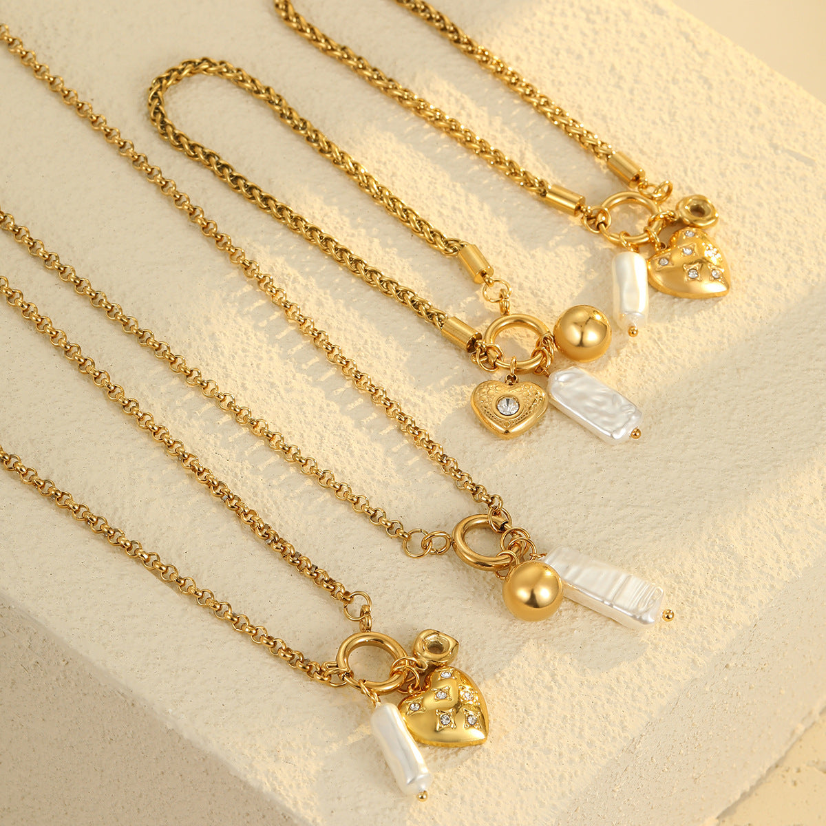 Elegante collar de acero inoxidable chapado en forma de corazón para mujer con diseño geométrico minimalista