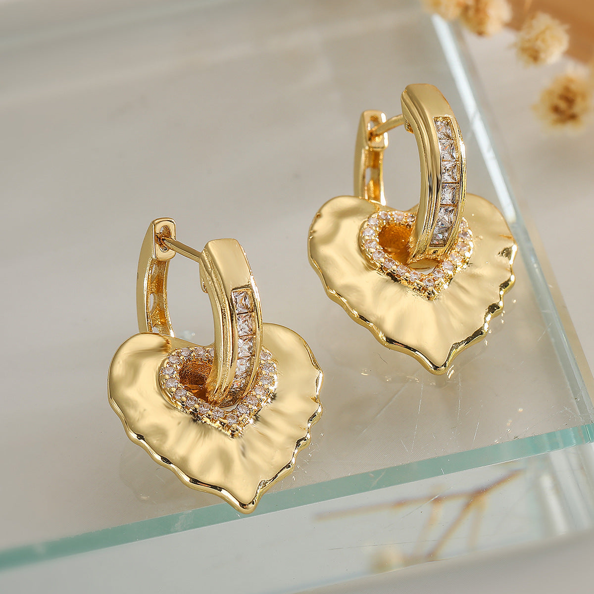 Orecchini a perno geometrici irregolari minimalistici in rame da donna con accento a cuore in strass e finitura placcata