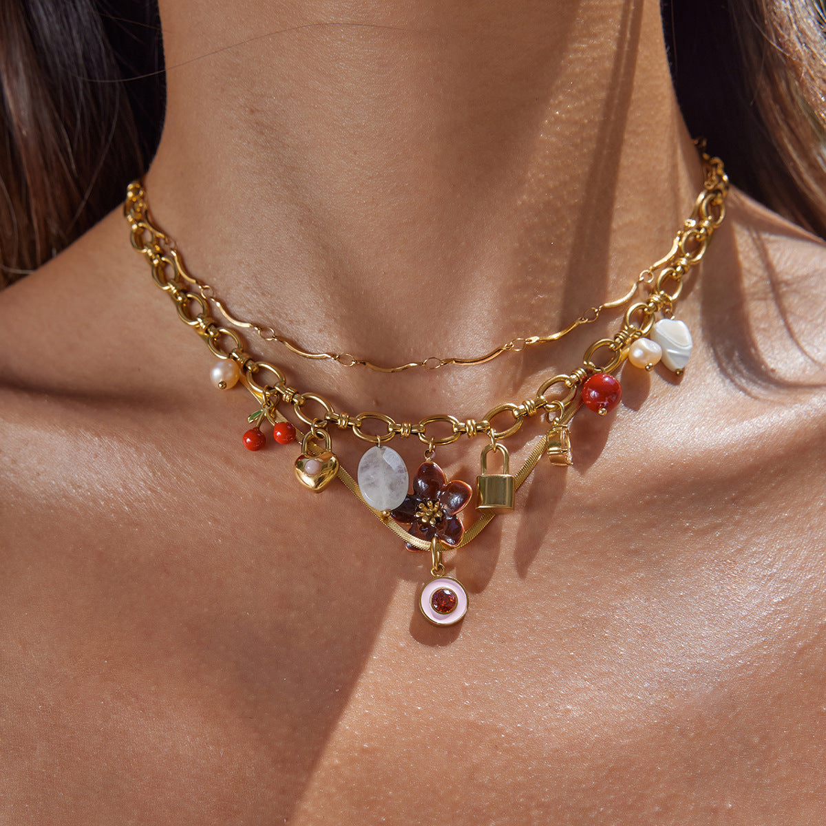 Collar con colgante geométrico de acero inoxidable con dije de acero de titanio y acabado chapado para mujer