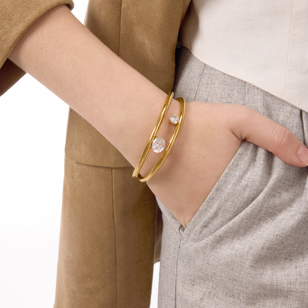 Pulsera geométrica de acero de titanio con incrustaciones de circonita chapada en oro de 18 quilates, pulsera de mano de lujo de acero inoxidable