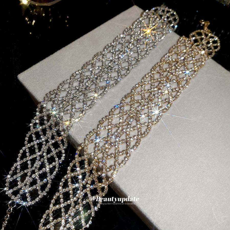 Collana Minimalista con Clavicola Svuotata Geometrica impreziosita da Strass da Donna in Ferro con Estetica di Lusso