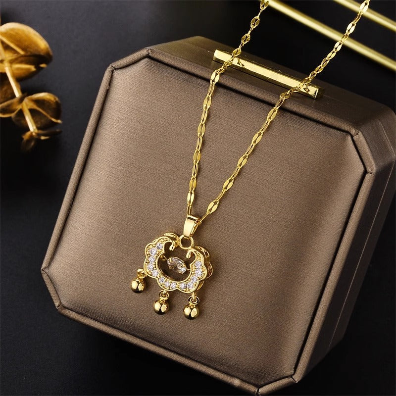 Collana con pendente floreale irregolare dal design originale in acciaio al titanio con finitura galvanica su catena a O, unisex