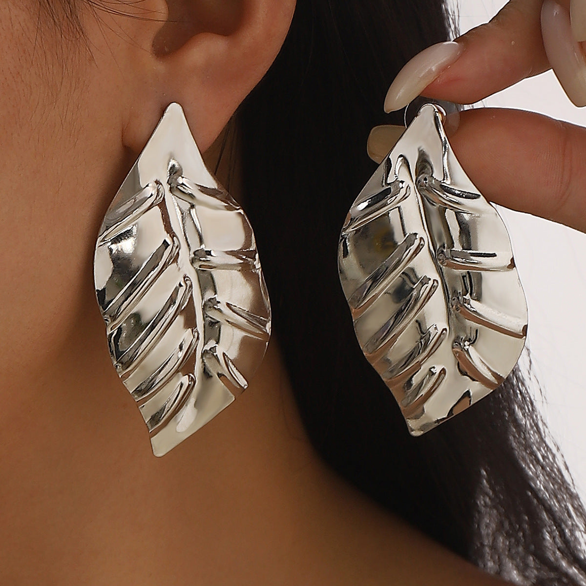Pendientes de Hierro Minimalistas con Forma de Hoja y Acabado Galvanizado para Mujer, Joyería Botánica Versátil y Elegante