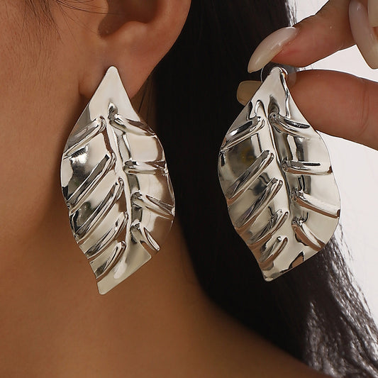 Orecchini da donna in ferro a forma di foglia, stile minimalista, con finitura galvanica, gioielli botanici versatili ed eleganti