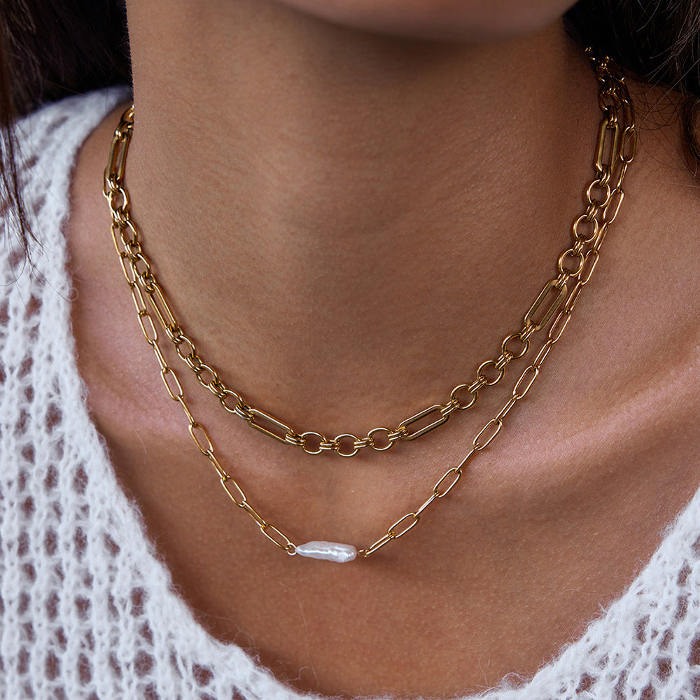 Collar minimalista de acero inoxidable con forma de clip, colgante de perla cultivada y detalles de pedrería para mujer