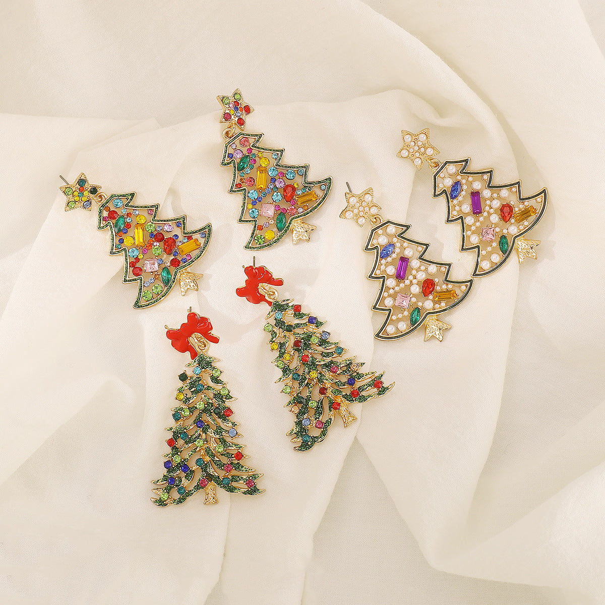 Pendientes geométricos de aleación, dulces y atrevidos, con incrustaciones de pedrería y diseño de árbol de Navidad y estrella para mujer