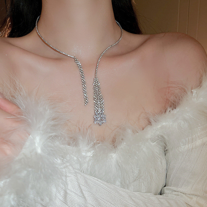 Elegante collar con colgante de lazo de diamantes de imitación y detalles de nácar perlado para mujer — Delicada cadena para clavícula en estilo de lujo minimalista y a la moda