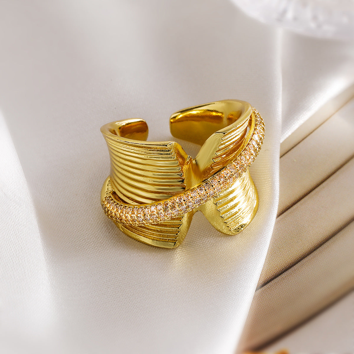 Anello Aperto Geometrico Minimalista da Donna in Ottone con Placcatura in Oro Vero e Intarsio in Zircone