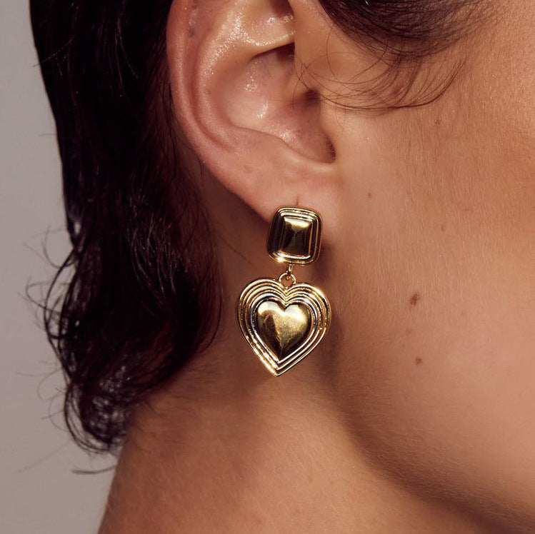 Pendientes de acero inoxidable en forma de corazón minimalista con acabado chapado para mujer