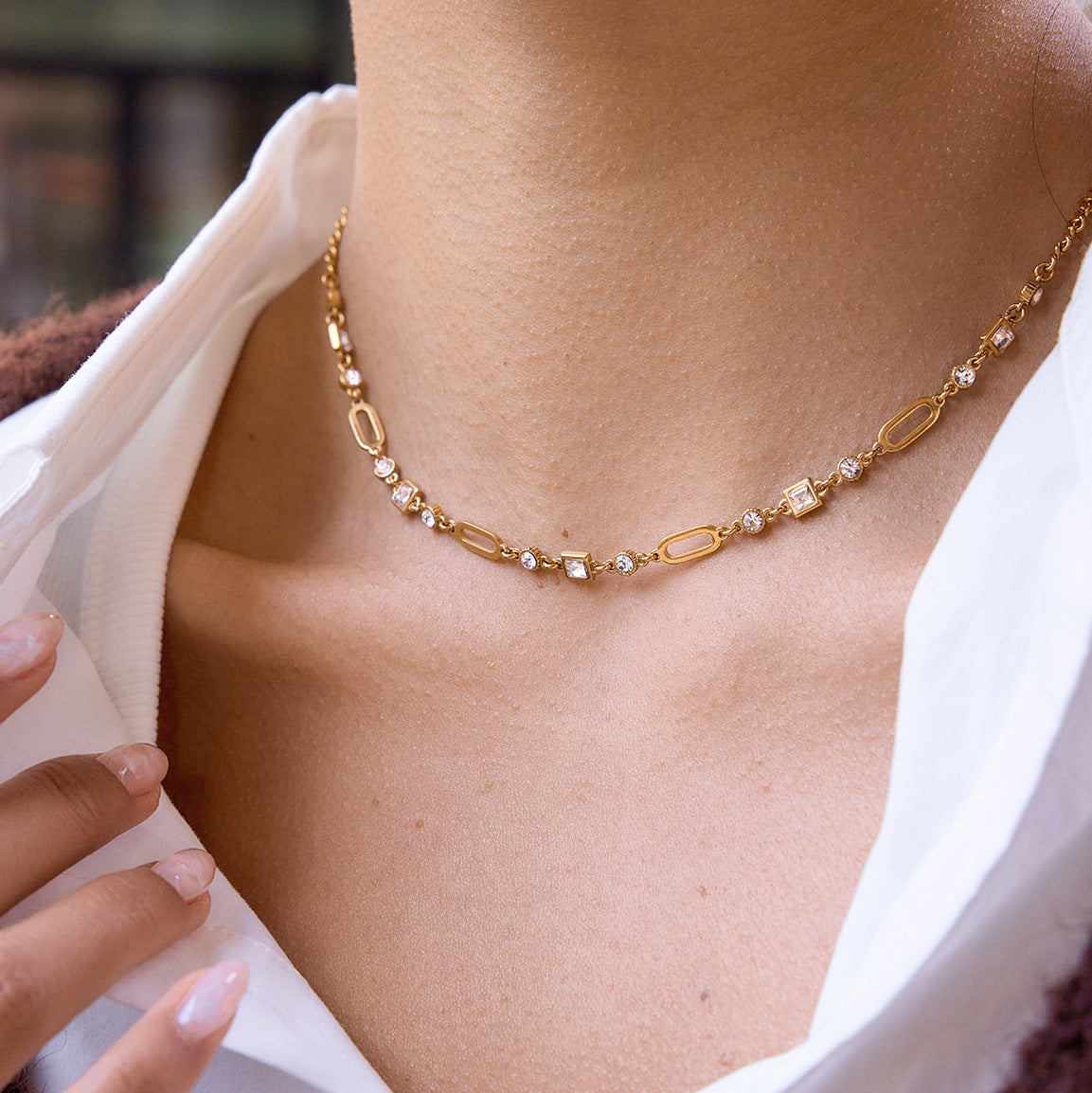 Collana con ciondolo geometrico di lusso con strass in acciaio al titanio placcato PVD in oro 18 carati da donna