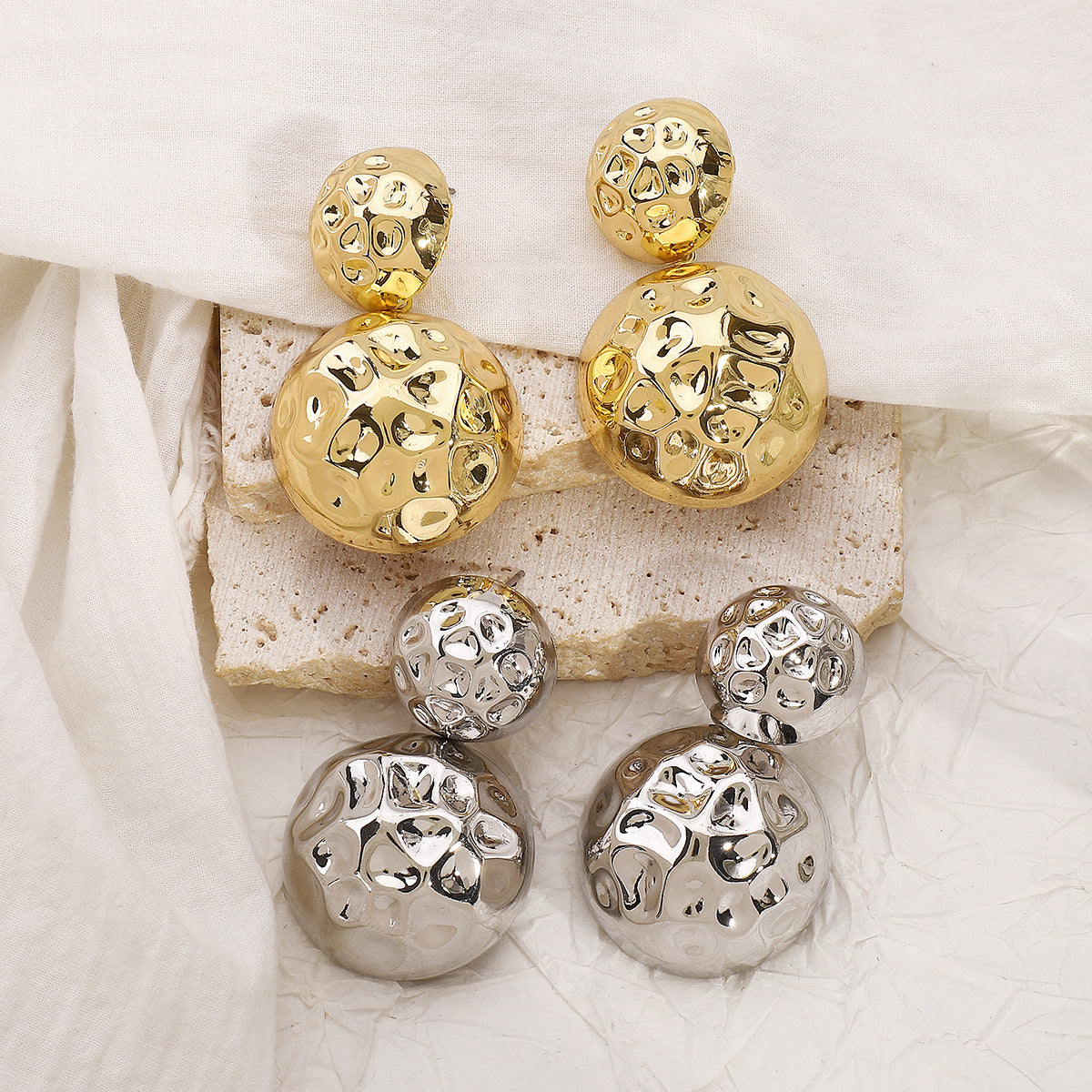 Pendientes redondos geométricos vintage con textura martillada y acabado galvanizado para mujer