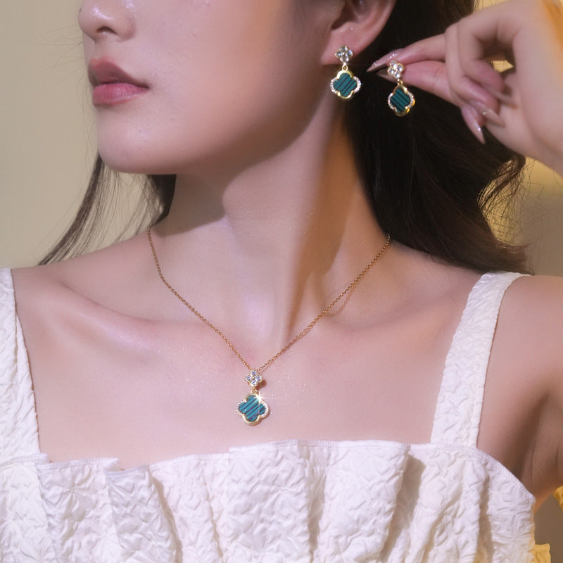 Set collana e orecchini da donna di lusso a forma di trifoglio in acciaio al titanio con intarsi in oro su catena a O