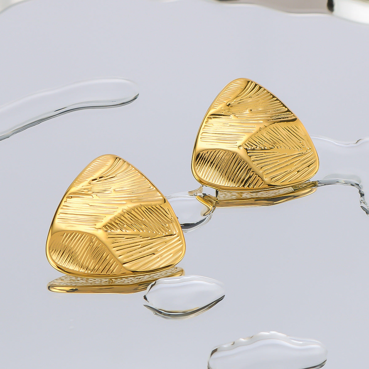 Orecchini geometrici in acciaio al titanio con placcatura in oro 18 carati, design a triangolo testurizzato, ipoallergenici e resistenti allo sbiadimento