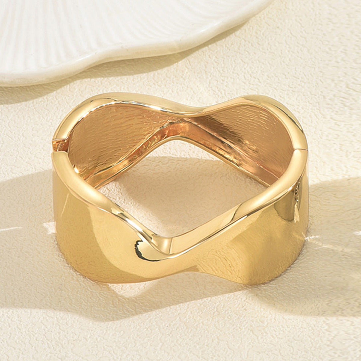 Pulsera geométrica minimalista para mujer de aleación de zinc con acabado pulido y superficie electrochapada