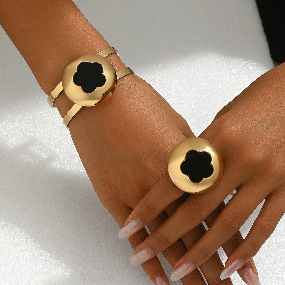 Set anello e bracciale in lega in stile floreale minimalista con intarsio a fiore di prugno da donna