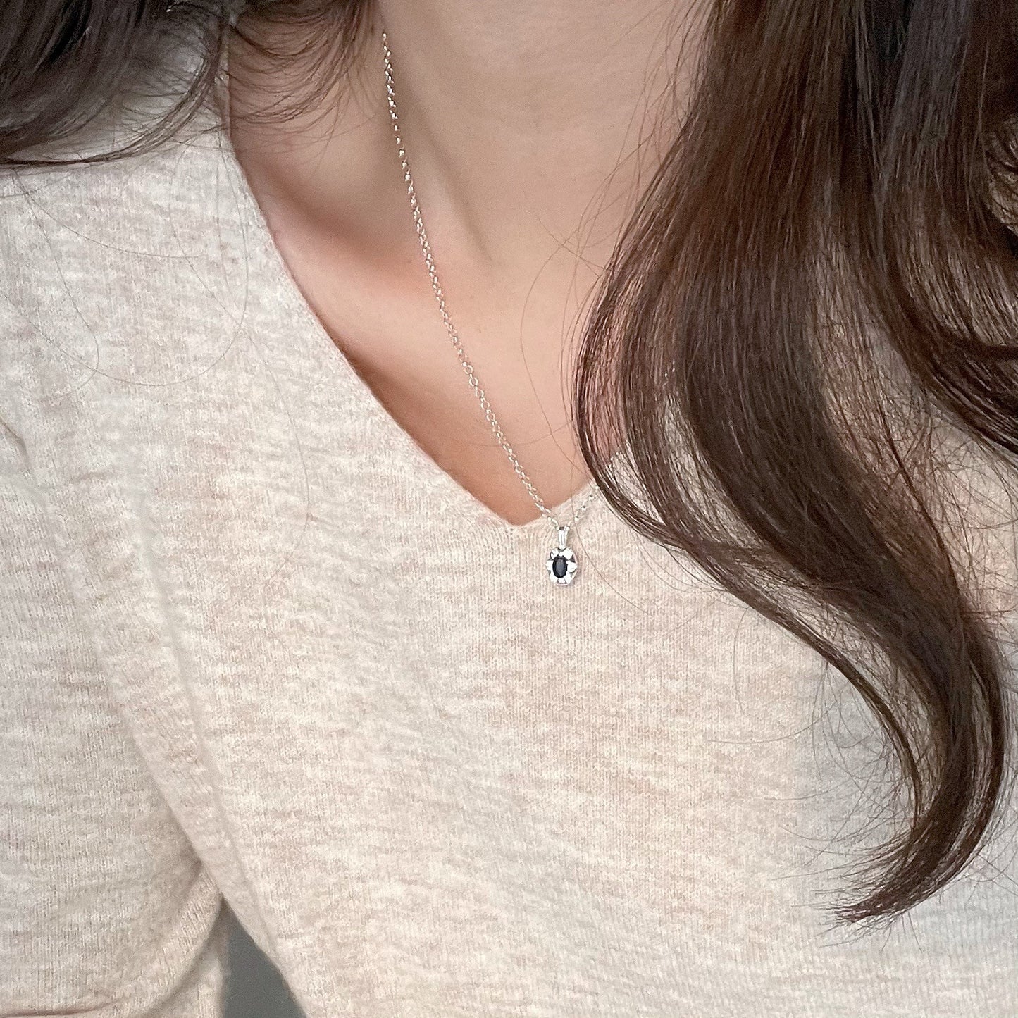 Collar Colgante Geométrico Minimalista en Plata de Ley 925 con Incrustación de Circonita Negra