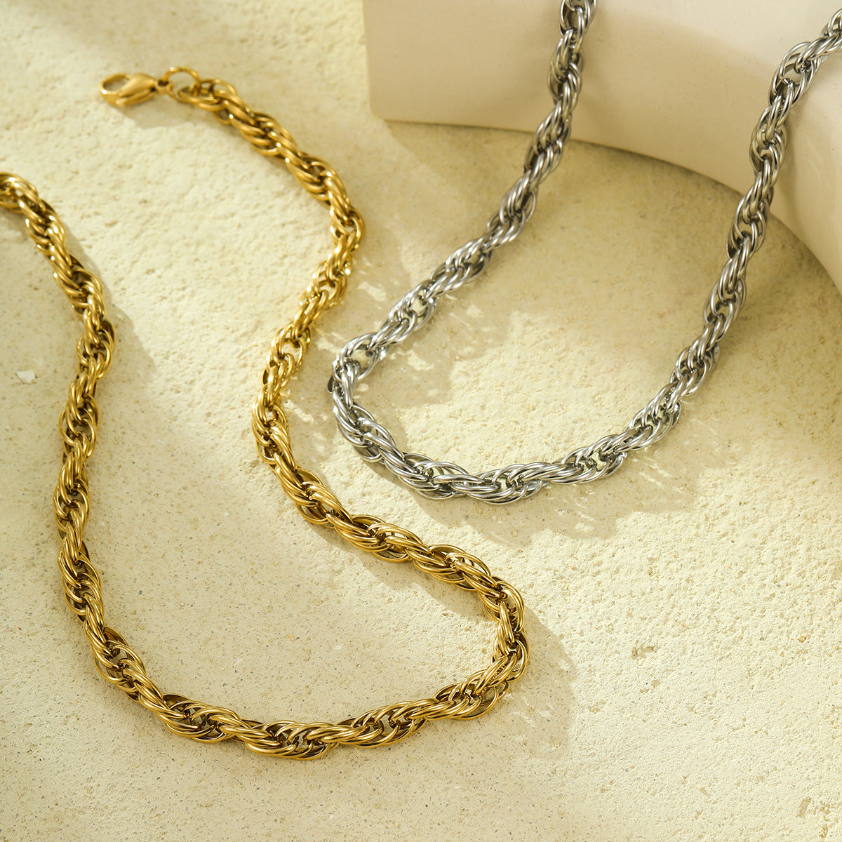 Collar de clavícula de acero inoxidable con diseño de torsión de moda para mujer con acabado chapado