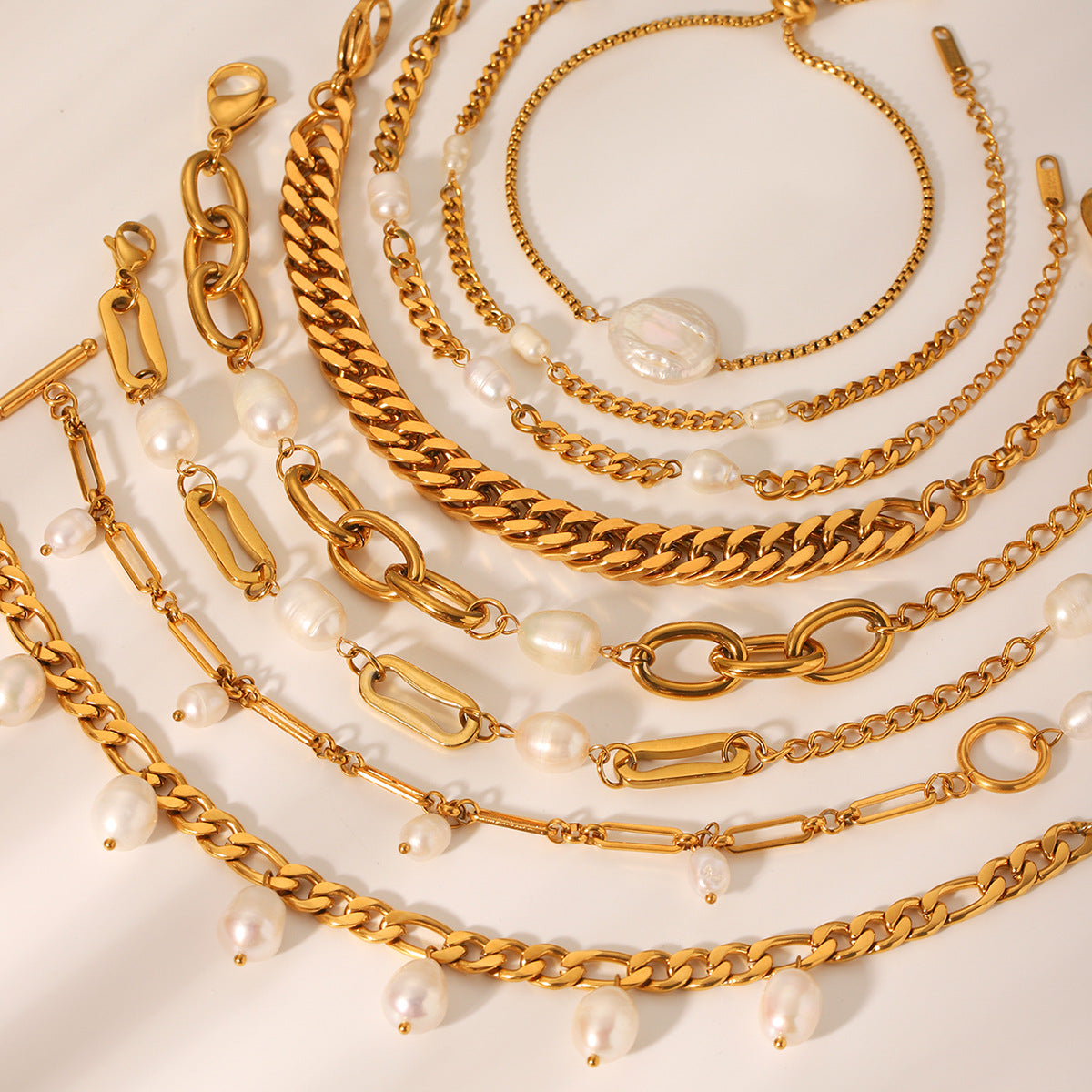 Elegante Bracciale Francese da Donna con Perle d'Acqua Dolce, Catena Figaro Geometrica in Acciaio Inossidabile e Finitura Placcata in Acciaio al Titanio