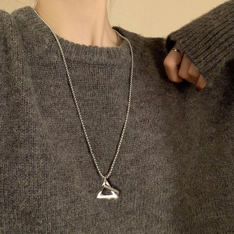 Collana con Pendente Geometrico Minimalista da Donna in Lega con Finitura Elettroplaccata — Catena Leggera per Maglione, Accessorio di Lusso Versatile