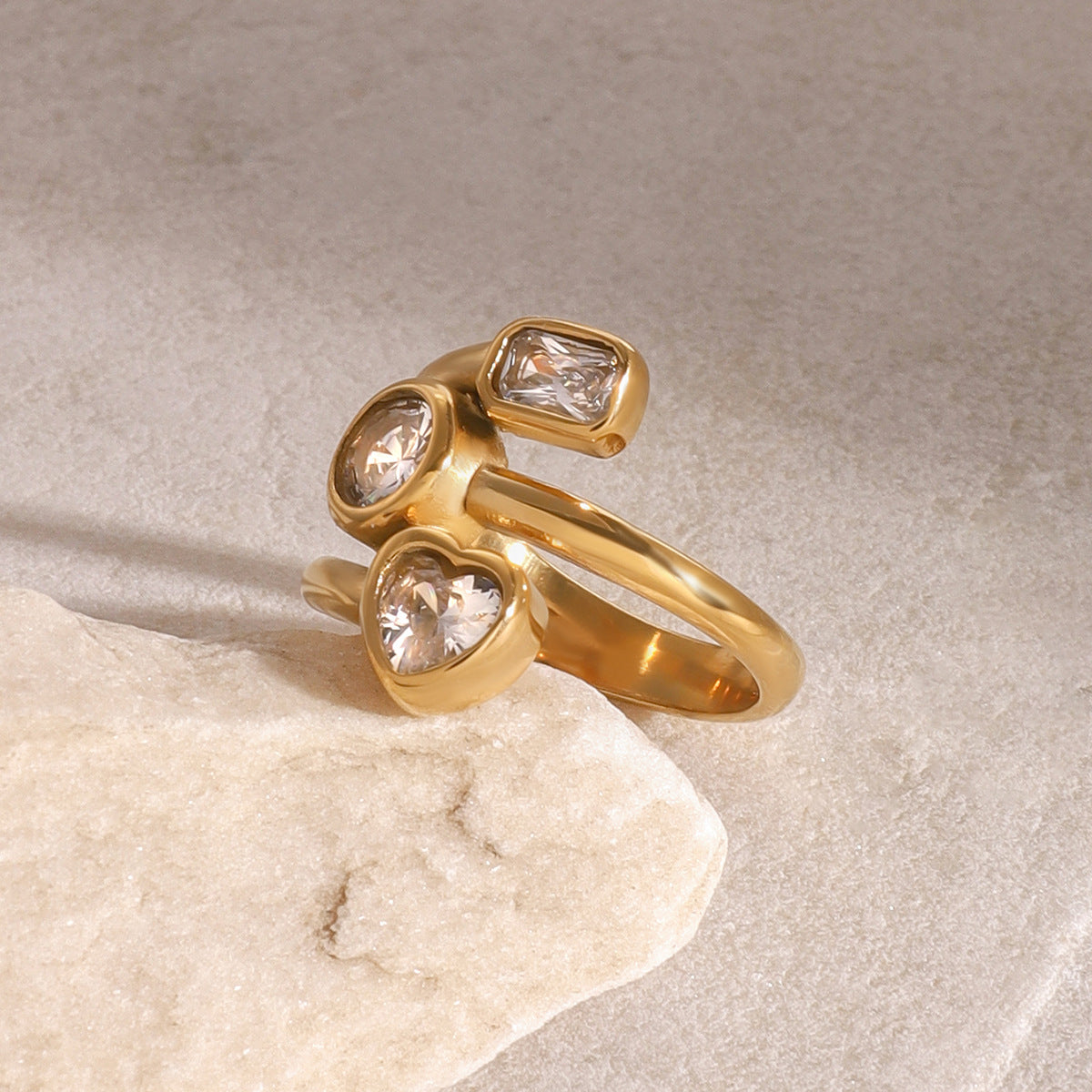 Fashionable Heart-Shaped Titanium Steel Ring with Zircon Inlay and Plated Finish for Women
