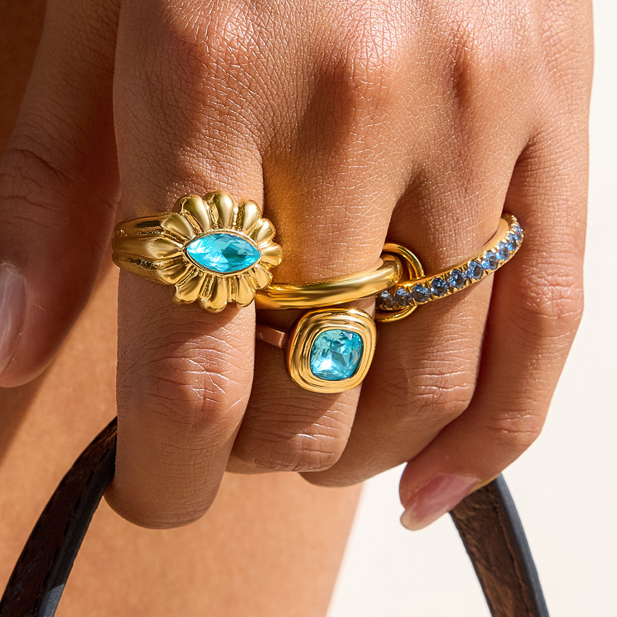 Anillo de Acero de Titanio Geométrico con Zirconia Azul para Mujer con Acabado Chapado Joyería de Lujo Minimalista