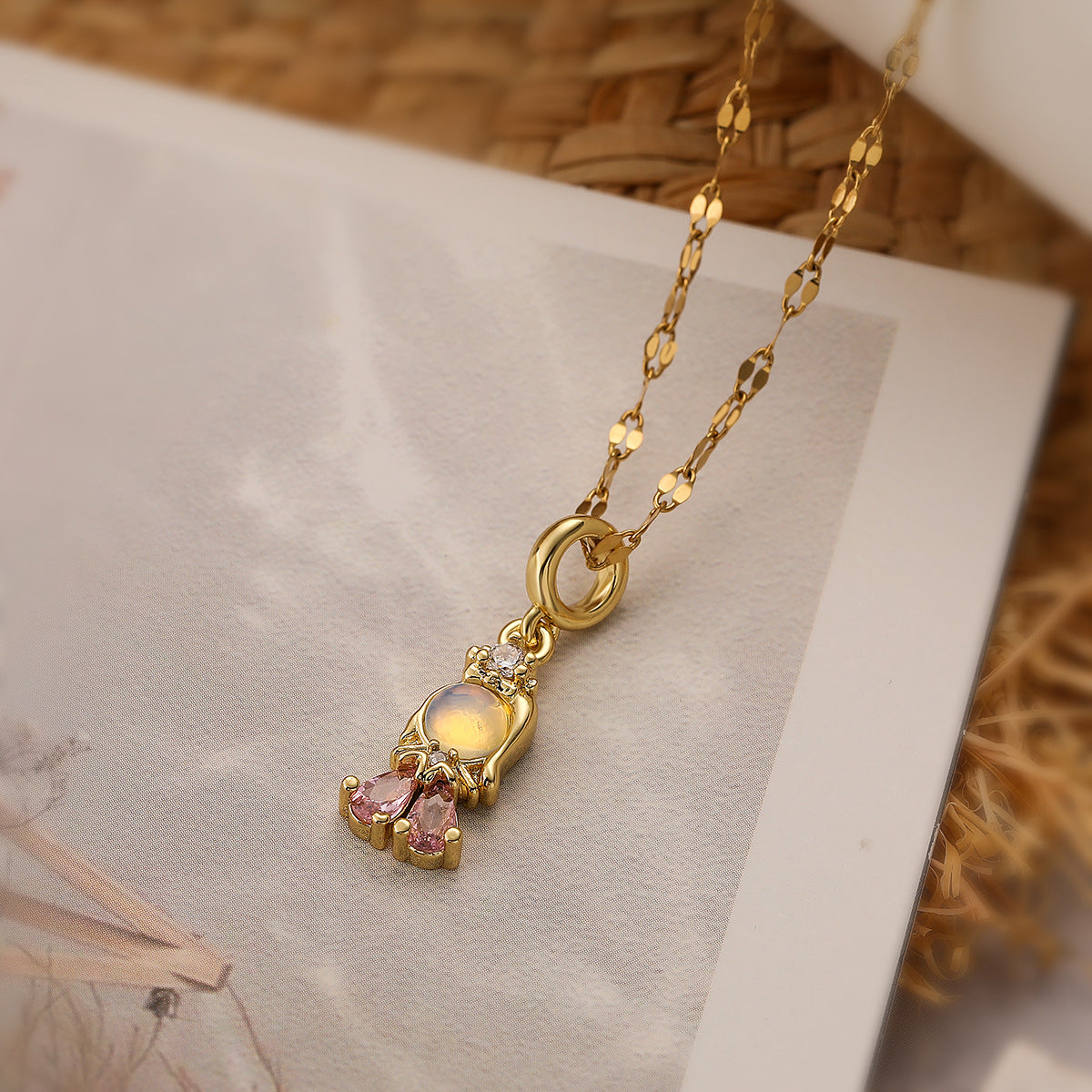 Collana girocollo con ciondolo a principessa in stile cartone animato geometrico minimalista per donna, base in rame placcato oro vero, con zirconi