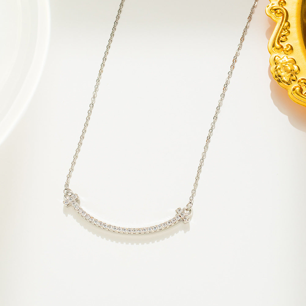Collana con ciondolo a faccina sorridente da donna in acciaio al titanio con intarsio di strass su catena a maglie, collana a medaglione con design ad arco geometrico
