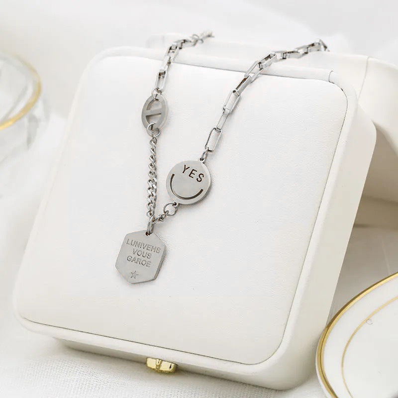 Collana Minimalista Esagonale con Lettere Sorriso da Donna in Acciaio al Titanio con Placcatura in Oro 14K su Catena a O