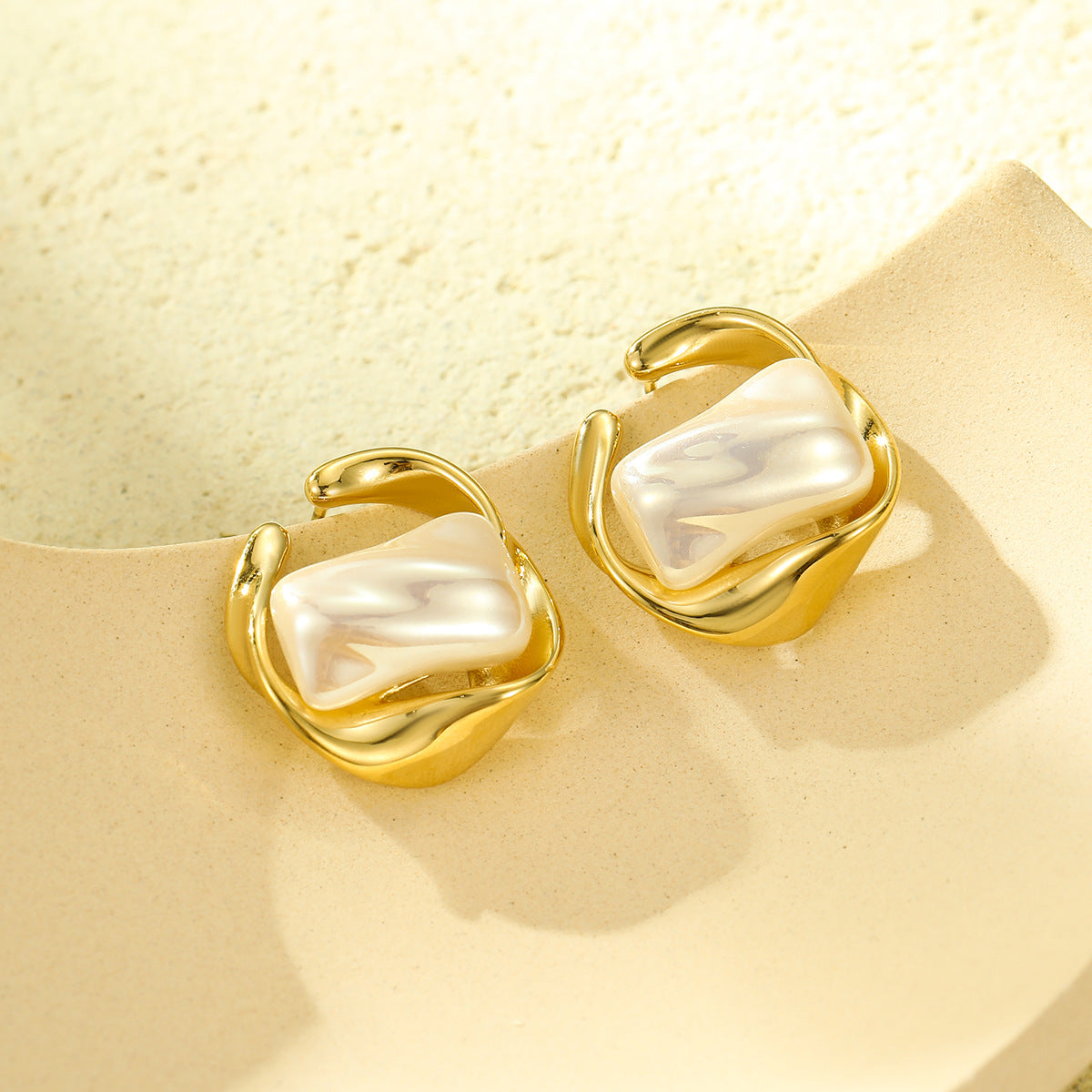 Pendientes de acero de titanio con incrustaciones de perlas, diseño geométrico irregular estilo vintage francés, joyería minimalista de moda galvanizada para mujer