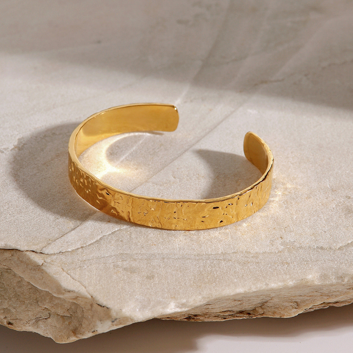 Brazalete Abierto Minimalista de Acero Inoxidable con Textura Ondulada para Mujer con Acabado Pulido